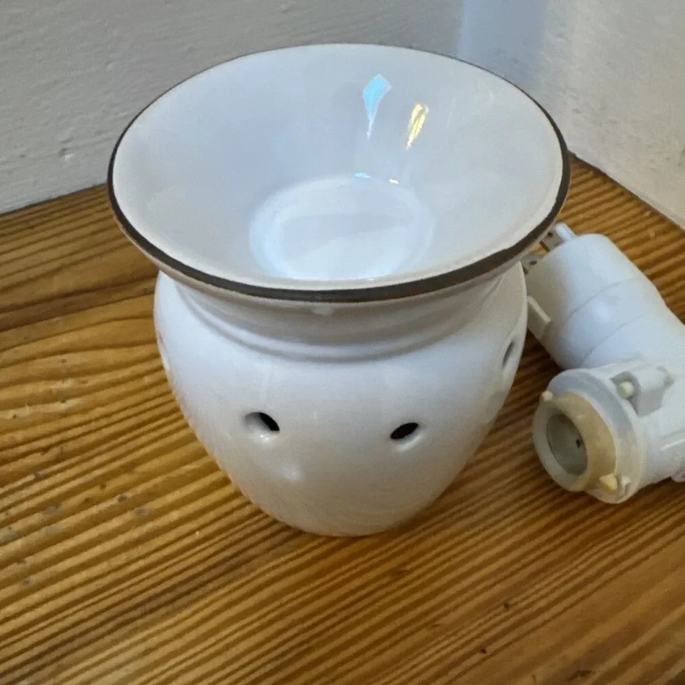 SCENTSY BELIEVE PLUG IN WARMER